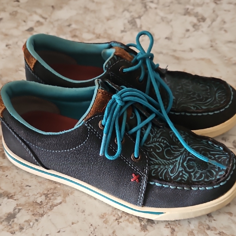 Teal-Accented Casual Lace-Up Shoes